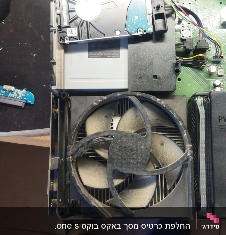 החלפת כרטיס מסך באקס בוקס one s.